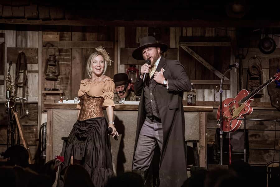Sedona: Western Dinner Theater and Town Experience - 6:30 chow bell dinner: chicken, ribs, prickly pear coleslaw, and dessert