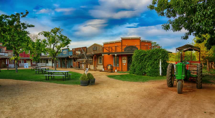 Sedona: Western Dinner Theater and Town Experience - Practical tips to make your night smoother